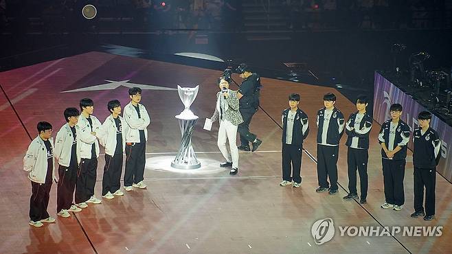 한화생명 e스포츠 vs 젠지…올해 LoL 국내리그 왕좌 주인은 (영종도=연합뉴스) 김주환 기자 = 28일 인천 중구 영종도 인스파이어 아레나에서 열린 2025 LCK 결승전 개막 행사에서 한화생명 e스포츠와 젠지 선수단이 무대 위에 서있다. 2025.9.28 jujuk@yna.co.kr