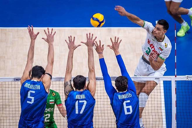 불가리아의 공격을 블로킹하는 이탈리아 선수들  [FIVB 홈피 캡처. 재판매 및 DB 금지]