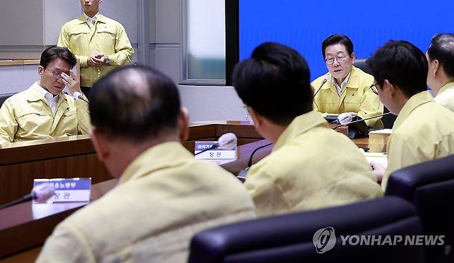 국정자원 화재 관련 중대본 회의 주재하는 이재명 대통령 (서울=연합뉴스) 김도훈 기자 = 이재명 대통령이 28일 정부서울청사 중앙재난상황실에서 국가정보자원관리원 화재 관련 중앙재난안전대책본부 회의를 주재하고 있다. 2025.09.28 [대통령실통신사진기자단] superdoo82@yna.co.kr