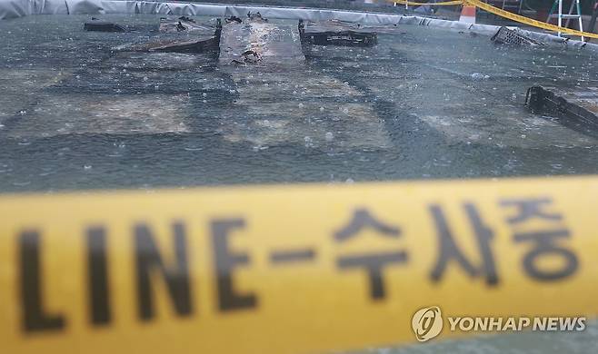 리튬이온 배터리 담긴 소화수조 (대전=연합뉴스) 신현우 기자 = 28일 대전 유성구 국가정보자원관리원 화재로 인해 불에 탄 리튬이온 배터리가 소화수조에 담겨 있다. 
    지난 26일 정부 전산시스템이 있는 국정자원에서 무정전·전원 장치(UPS)용 리튬이온배터리 화재가 발생해 정부 전산 서비스가 대규모로 마비된 바 있다. 2025.9.28 nowwego@yna.co.kr