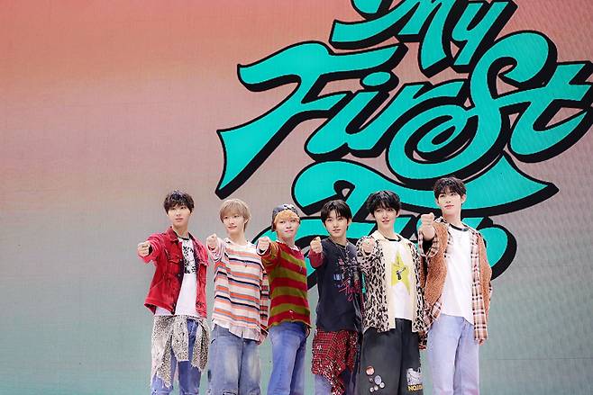 킥플립 (왼쪽부터_주왕, 동화, 케이주, 계훈, 동현, 민제)/ 사진 제공=JYP