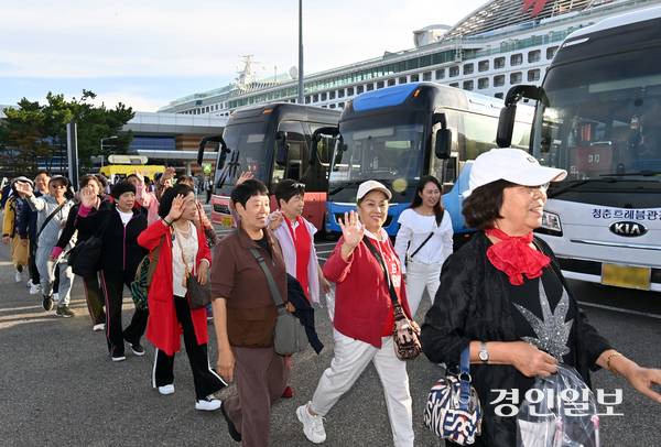 중국인 단체관광객 무비자 입국 첫날인 29일 인천항 국제크루즈터미널에 입국한 중국인 단체 관광객들이 터미널을 빠져나오고 있다. 이날 인천항 크루즈터미널을 통해 입국한 중국인 단체관광객은 2천여명이다. 2025.9.29 /김용국기자 yong@kyeongin.com