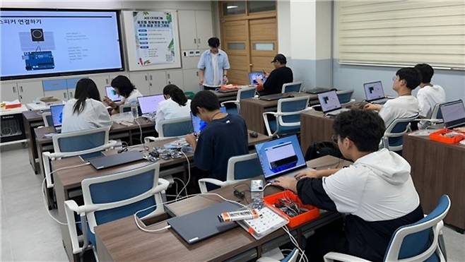 ▲ 지난 8월 진행된 '사이언스 테크랩(Science Tech Lab)'에서 학생들이 코딩을 하고 있다. /사진제공=광주중앙고등학교