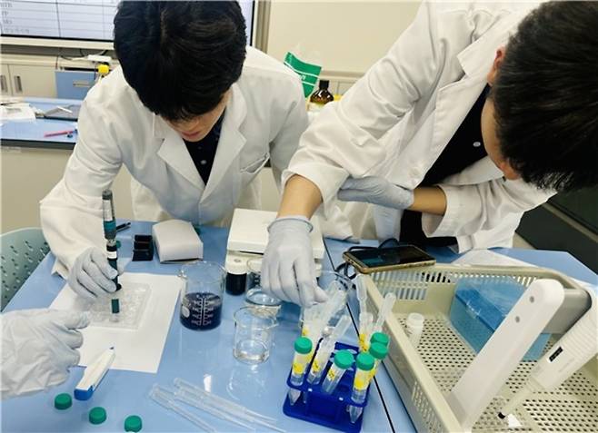 ▲ 공동교육과정 '화학실험'에서 학생들이 화학실험을 하고 있다. /사진제공=광주중앙고등학교