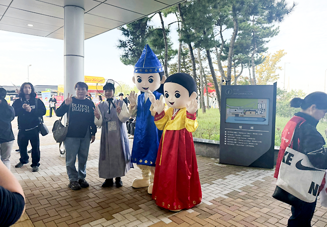 ▲ 중국 단체관광 무비자 제도 시행 첫날인 29일, 승객 2000여명을 태운 초대형 크루즈선 '드림호'가 인천항 크루즈터미널에 입항하자 터미널에서 중국인 관광객 환영 행사가 열리고 있다.