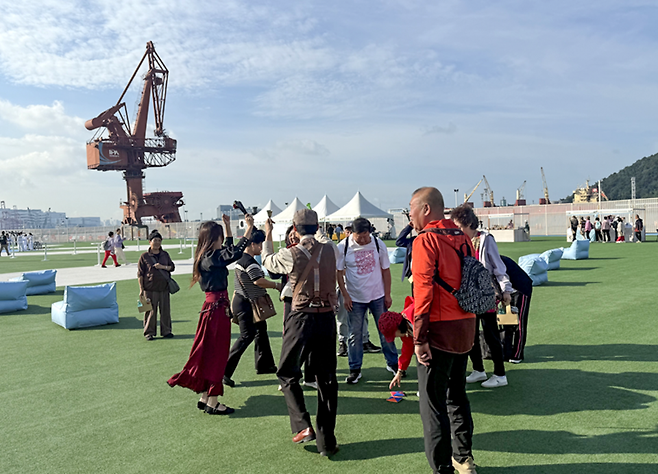 ▲중국 단체관광 무비자 제도 시행 첫날인 29일, 인천 중구 상상플랫폼에서 열린 인천관광공사 주관 입항 환영행사 '1883 INCHEON MCruise Party'에 중국인 관광객들이 참여하고 있다.