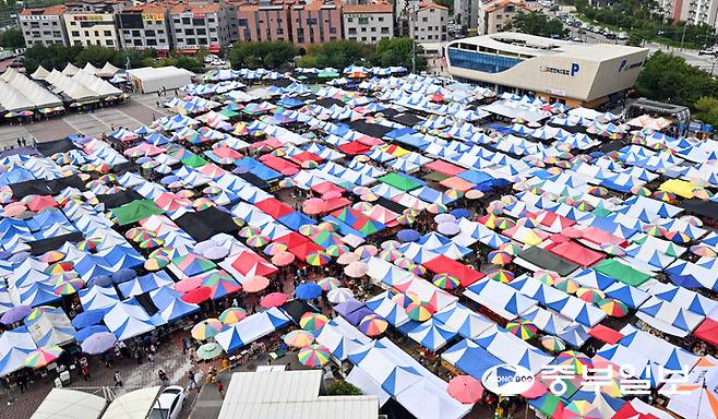 민족 대명절인 추석을 일주일 앞둔 29일 오전 성남시 모란민속5일장이 제수 등을 준비하는 시민들로 붐비고 있다. 김경민기자