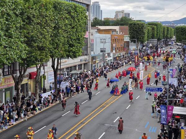 28일 수원시에서 열린 '2025 정조대왕 능행차 공동재현' 모습. [사진=김지호 기자]
