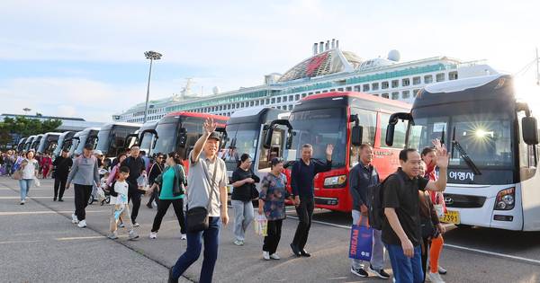 중국인 단체관광객 무비자 입국 첫날인 29일 오전 인천 연수구&nbsp;인천항&nbsp;국제크루즈터미널에 입국한 중국인 단체 크루즈관광객들이 버스로 향하고 있다. [사진 = 연합뉴스]