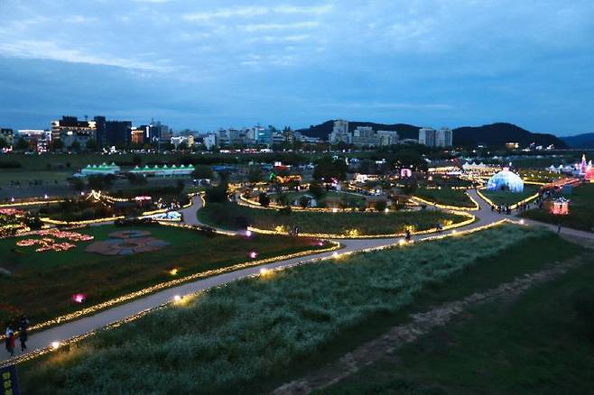 백제문화제가 진행되는 공원. (사진= 공주시, 김영복 연구가)