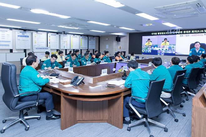 세종시가 28일 재난안전대책본부 회의를 열고, 업무시스템 장애 대응계획을 점검했다. /세종시 제공