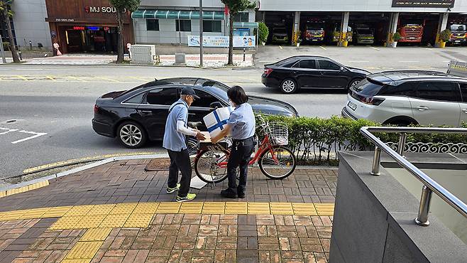 29일 광주 북구 용봉동 행정복지센터 민원실에 국가정보자원관리원 화재에 따른 주민등록시스템 민원 처리 제한 안내문이 붙어있다(사진 上). 같은 날 동구 대인동 광주우체국에서 자녀에게 반찬 등을 택배로 보내려던 한 시민이 발송 불가 안내를 받고 발길을 돌리고 있다./김애리 기자·조영권 인턴기자