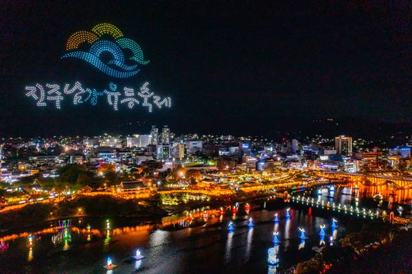 진주남강유등축제에서 펼쳐지는 드론 쇼