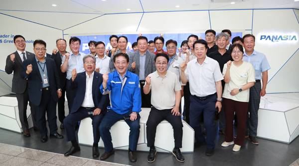 지난 8월 열린 '제1회 기업현장투어'에서 박성호 청장 이수태(입주기업협의회장) 파나시아 대표이사 등 참석자들이 세미나를 마친 후 기념 촬영을 하고 있다. / 부산진해경제자유구역청