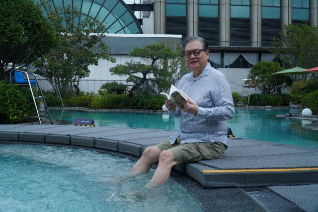 대표적인 피부 안티에이징 치료로 레이저와 스킨부스터가 꼽힌다. 성재영 이즈피부과의원 원장이 롯데호텔부산 7층 루프톱 풀카페에서 휴식을 취하고 있다.