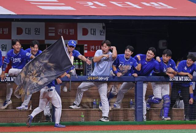 28일 서울 고척스카이돔에서 열린 프로야구 2025 신한 SOL 뱅크 KBO리그 삼성 라이온즈 대 키움 히어로즈 경기에서 7회 초 삼성 김성윤이 홈런을 친 후 동료들과 함께 기쁨을 나누고 있다. 삼성 라이온즈 제공