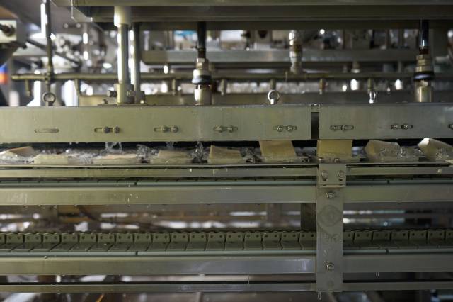 두부가 포장재 사이즈에 맞게 잘리는 모습/사진=풀무원