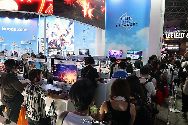 엔씨소프트 부스에서 '리밋 제로 브레이커스' 체험을 기다리는 관람객들의 모습.