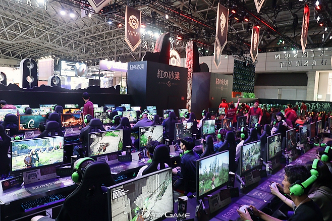 펄어비스는 '붉은사막' 대형 체험존을 꾸려 관람객을 맞이했다.