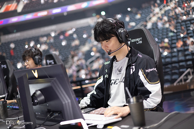 2025 LCK 결승 경기석에 앉은 젠지 미드 라이너 '쵸비' 정지훈.