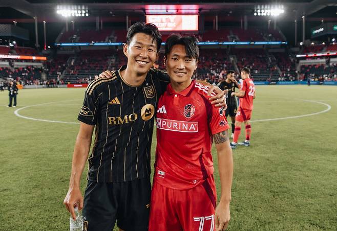 손흥민(LAFC)과 정상빈(세인트루이스)이 미국 미주리주 세인트루이스의 에너자이저 파크에서 열린 MLS 정규리그 경기가 끝난 뒤 기념사진을 찍고 있다. 사진=LAFC