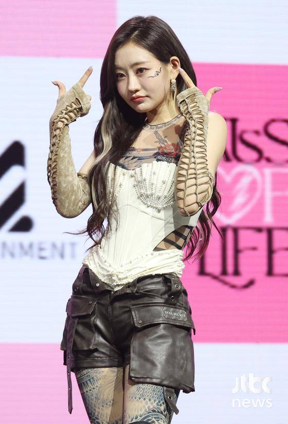 그룹 키스오브라이프가 3일 오후 서울 광진구 예스24라이브홀에서 열린 첫 번째 싱글 앨범 '미다스 터치'(Midas Touch) 쇼케이에 참석해 포즈를 취하고 있다. 김현우 엔터뉴스팀 기자 kim.hyunwoo3@jtbc.co.kr (콘텐트비즈니스본부)