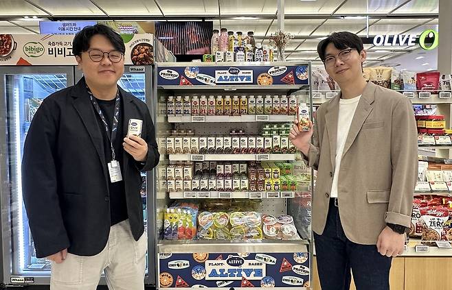 얼티브 매대에서 포즈를 취하고 있는 CJ제일제당 얼티브 팀원들. 왼쪽부터 윤재권 팀장. 신영학 BM.(CJ제일제당 제공)