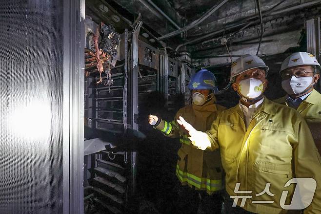 김민석 국무총리가 지난  27일 대전 유성구 국가정보자원관리원 화재 현장을 찾아 피해 현황을 둘러보고 있다. (총리실 제공. 재판매 및 DB 금지) 2025.9.28/뉴스1 ⓒ News1 임세영 기자