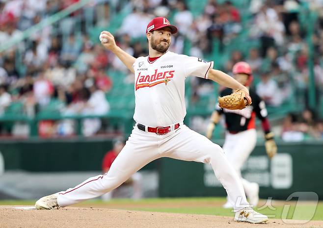 SSG 랜더스 외국인 투수 드류 앤더슨(31)이 KBO리그 역대 최소 이닝 200탈삼진을 달성했다. 앤더슨은 27일 인천SSG랜더스필드에서 열린 2025 신한 SOL뱅크 KBO리그 KIA 타이거즈전에 선발 등판해 1회초 삼진 2개를 잡고 200탈삼진을 채웠다. (SSG랜더스 제공. 재판매 및 DB 금지) 2025.8.27/뉴스1