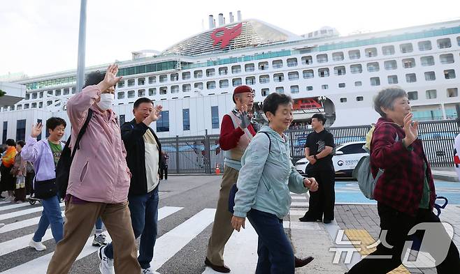중국 단체관광객의 무비자 입국이 시작된 29일 오전 크루즈를 타고 방한한 중국인 관광객들이 인천 연수구 인천항크루즈터미널을 통해 입국하며 손을 흔들고 있다.  2025.9.29/뉴스1 ⓒ News1 오대일 기자