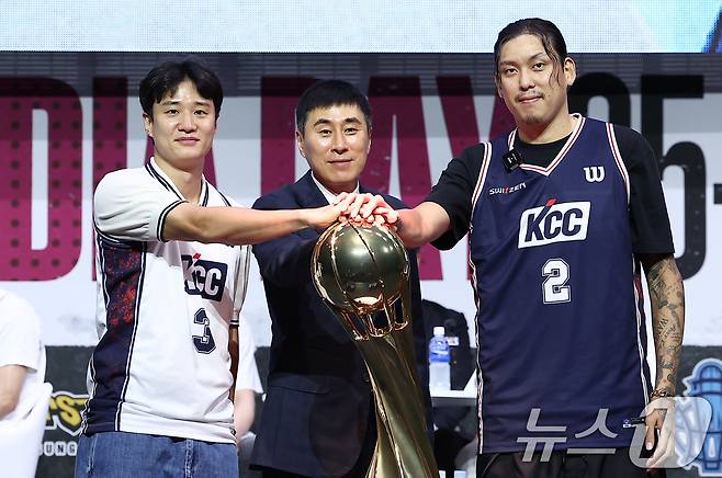 부산 KCC 허웅, 이상민 감독, 최준용이 29일 서울 용산구 블루스퀘어에서 열린 2025-26 LG전자 프로농구 개막 미디어데이&팬페스트에서 기념촬영을 하고 있다. 2025.9.29/뉴스1 ⓒ News1 김성진 기자