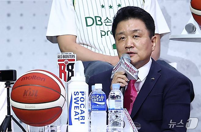 안양 정관장 유도훈 감독이 29일 서울 용산구 블루스퀘어에서 열린 2025-26 LG전자 프로농구 개막 미디어데이&팬페스트에서 출사표를 밝히고 있다. 2025.9.29/뉴스1 ⓒ News1 김성진 기자