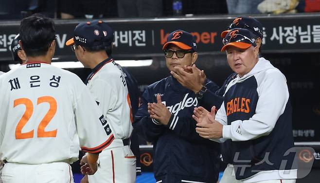 29일 대전 한화생명볼파크에서 열린 프로야구 '2025 신한 SOL 뱅크 KBO리그' 한화이글스 대 LG트윈스 경기에서 한화이글스가 승리하며 김경문 감독이 선수들에게 박수를 보내고 있다. 2025.9.29/뉴스1 ⓒ News1 김기남 기자