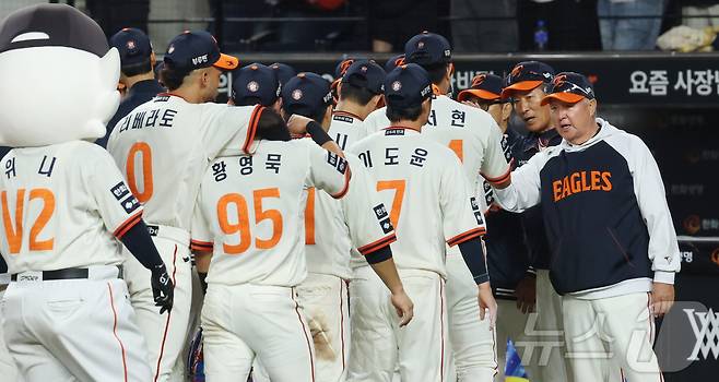 29일 대전 한화생명볼파크에서 열린 프로야구 '2025 신한 SOL 뱅크 KBO리그' 한화이글스 대 LG트윈스 경기에서 한화이글스가 승리하며 김경문 감독이 선수들과 하이파이브를 하고 있다. ⓒ News1 김기남 기자
