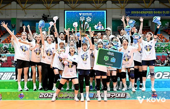 기업은행 선수들이 28일 여수진남체육관에서 컵 대회 우승 뒤 기뻐하고 있다.  제공 | 한국배구연맹