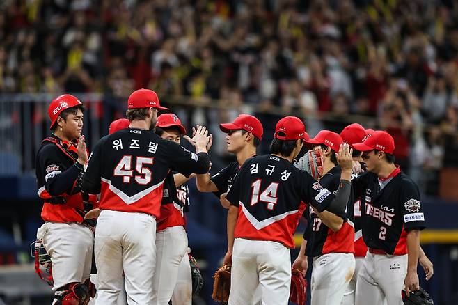 KIA 선수들이 24일 서울 고척스카이돔에서 열린 2025 KBO리그 키움전에서 2-0으로 승리한 뒤 하이파이브를 나누고 있다. 사진 | KIA 타이거즈