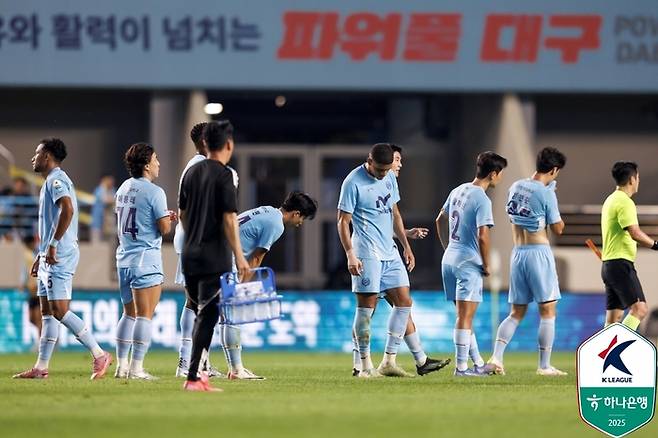 대구 선수들이 울산전에서 무승부를 거둔 뒤 아쉬워하고 있다. 사진 | 한국프로축구연맹