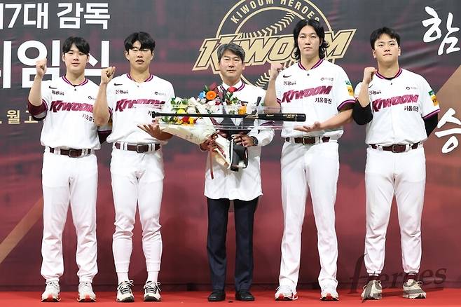 키움 설종진 감독과 선수단이 (왼쪽부터 정현우, 송성문, 안우진, 김건희) 29일 서울 고척스카이돔에서 개최된 설 감독의 취임식에서 기념촬영을 하고 있다. 사진 | 키움 히어로즈