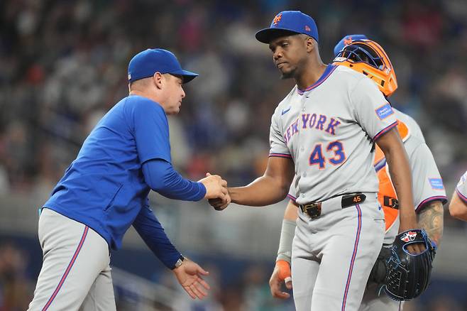 카를로스 멘도사 감독이 3회말 우아스카 브라조반을 교체하고 있다. AP연합뉴스