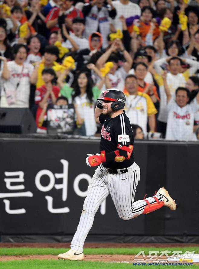 26일 대전 한화생명볼파크에서 열린 한화 이글스와 LG 트윈스의 경기. 6회초 1사 LG 오스틴이 솔로포를 날린 뒤 환호하고 있다. 대전=박재만 기자 pjm@sportschosun.com/2025.09.26/