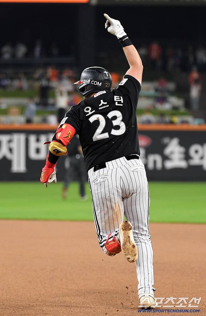 26일 대전 한화생명볼파크에서 열린 한화 이글스와 LG 트윈스의 경기. 6회초 1사 LG 오스틴이 솔로포를 날린 뒤 환호하고 있다. 대전=박재만 기자 pjm@sportschosun.com/2025.09.26/