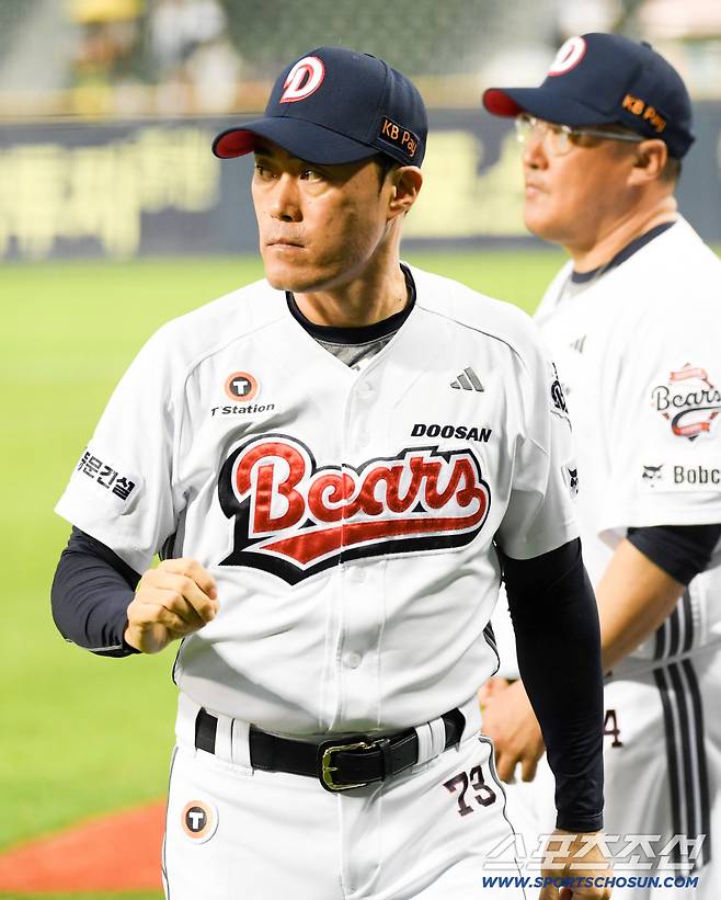 16일 잠실구장에서 열린 두산 베어스와 키움 히어로즈의 경기. 두산 조성환 감독대행이 경기를 준비하고 있다. 잠실=박재만 기자 pjm@sportschosun.com/2025.09.16/