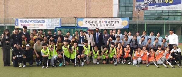 타얍 이크람 국제하키연맹 회장이 지난 26일 한올중고등학교를 방문해 청소년 선수들과 기념사진을 찍고 있다.