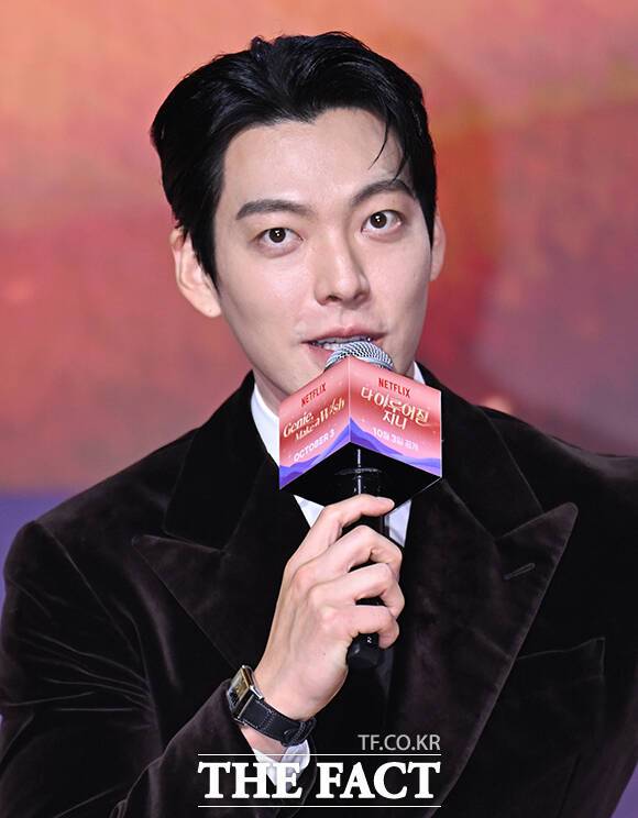 배우 김우빈이 29일 오후 서울 강남구 조선 팰리스 서울 강남에서 열린 넷플릭스 새 오리지널 시리즈 '다 이루어질지니' 제작발표회에 참석해 인사말을 하고 있다. /박헌우 기자