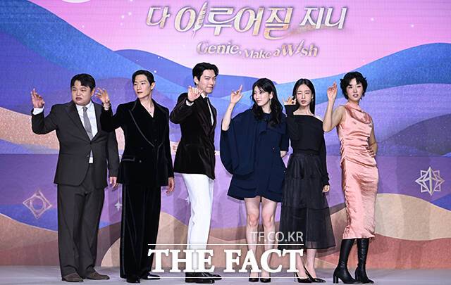 배우 고규필과 노상현, 김우빈, 수지, 안은진, 이주영(왼쪽부터)이 29일 오후 서울 강남구 조선 팰리스 서울 강남에서 열린 넷플릭스 새 오리지널 시리즈 '다 이루어질지니' 제작발표회에 참석해 포즈를 취하고 있다. /박헌우 기자