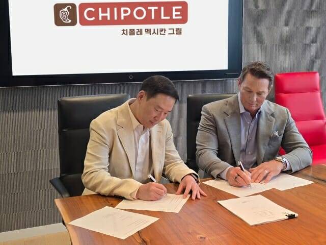 스캇 보트라이트 치폴레 멕시칸 그릴 CEO(오른쪽)와 허희수 SPC그룹 부사장이 한국과 싱가포르의 치폴레 사업 운영을 위한 합작법인 설립 계약서에 서명하고 있다. (사진=SPC그룹)