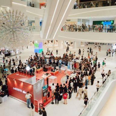 롯데몰 웨스트레이크 하노이에서 열린 팝업 행사에 방문객들이 몰려 있다. 롯데백화점 제공