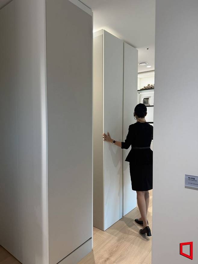 '넥스트 퍼니처'로 가구 배치 방향을 바꾸거나 공간을 자유롭게 활용할 수 있다. 한진주 기자