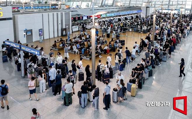지난 7월25일 여행객들로 붐비는 인천국제공항 제1여객터미널 모습.