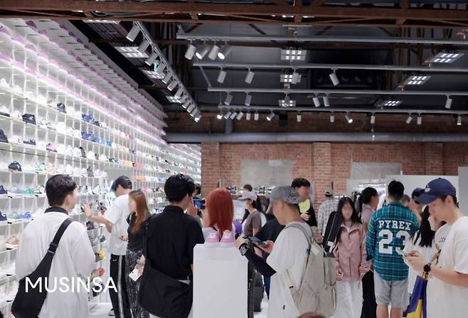 무신사 스토어 성수@대림창고에 방문한 고객들의 모습. 무신사 제공.